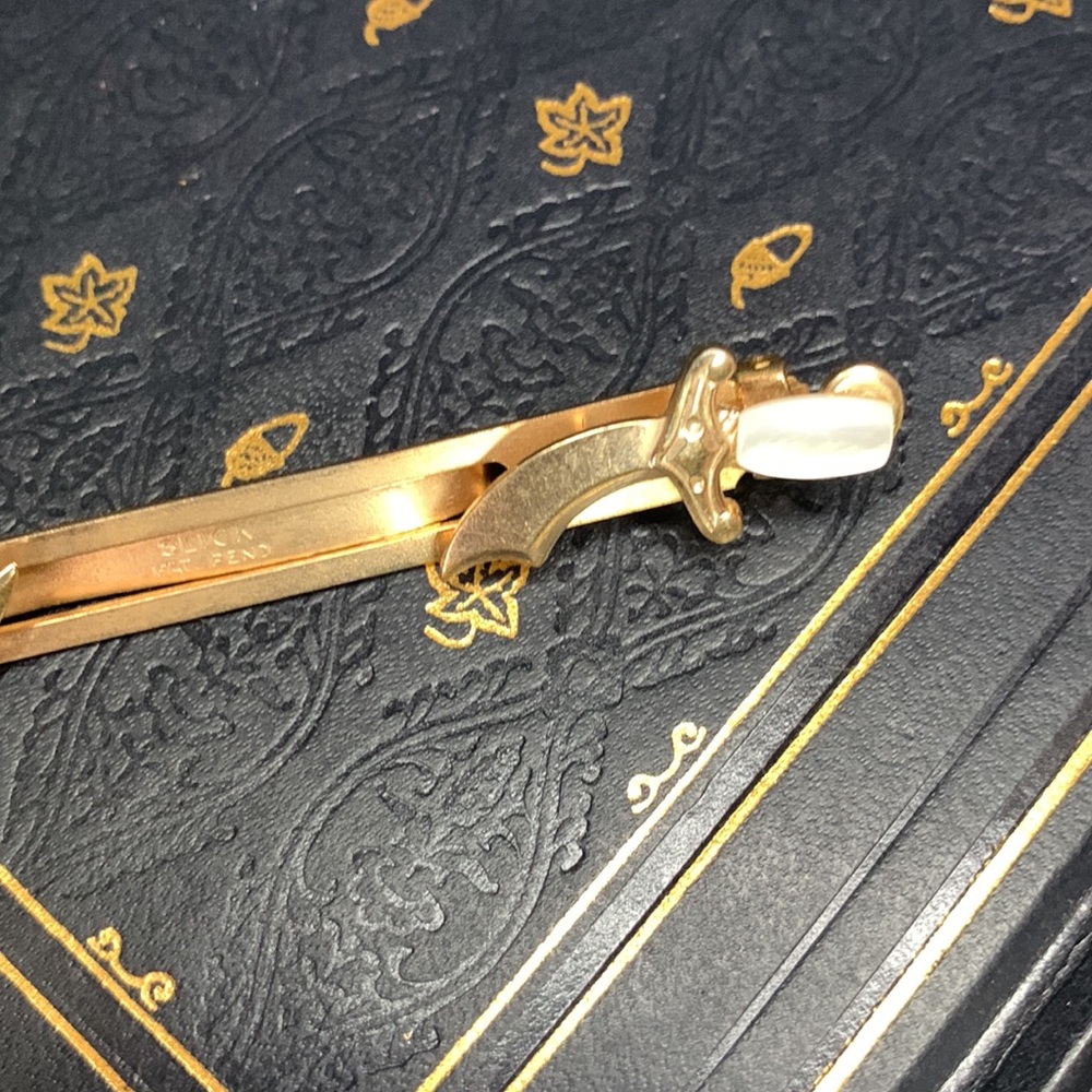 Vintage gold tone metal SLICK tie clip with Mother of Pearl daggers / knives - Picture 3 of 13